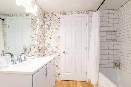 Cozy Private Apt Near Downtown Burlington Ngoại thất bức ảnh